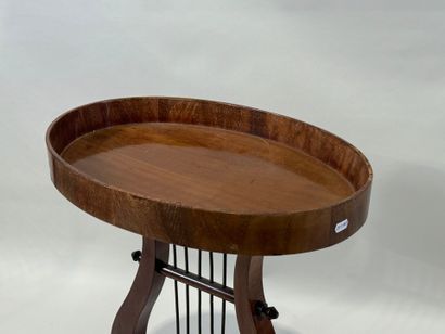 Small oval-shaped pedestal table in wood,...