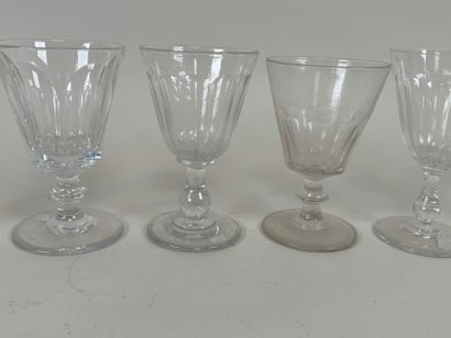 Sept verres à eau en cristal et verre.
Fin...