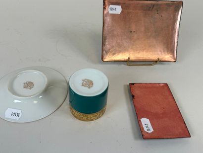 Lot comprenant :
- Fabrique Royale à Limoges.
Tasse...