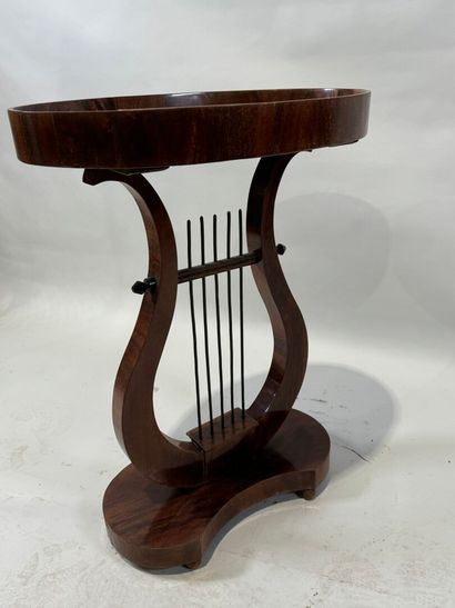 Small oval-shaped pedestal table in wood,...