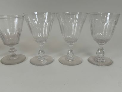 Sept verres à eau en cristal et verre.
Fin...