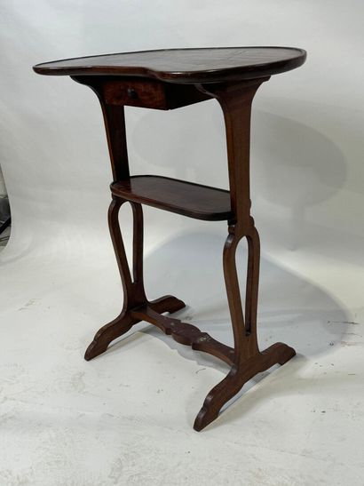 Mahogany rognon-shaped pocket table opening...
