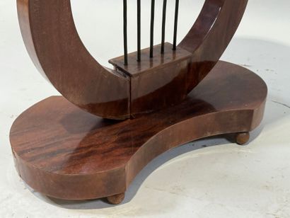 Small oval-shaped pedestal table in wood,...