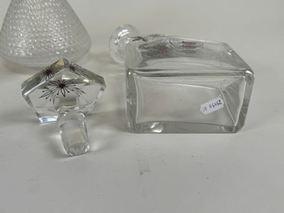 Lot comprenant :
- carafe en cristal à décor...