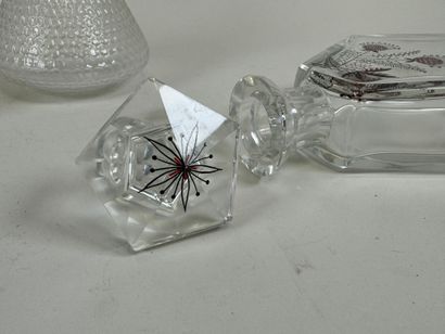 Lot comprenant :
- carafe en cristal à décor...