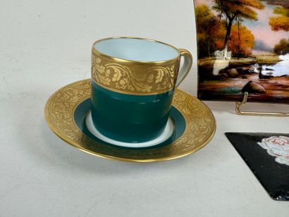 Lot comprenant :
- Fabrique Royale à Limoges.
Tasse...
