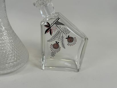 Lot comprenant :
- carafe en cristal à décor...