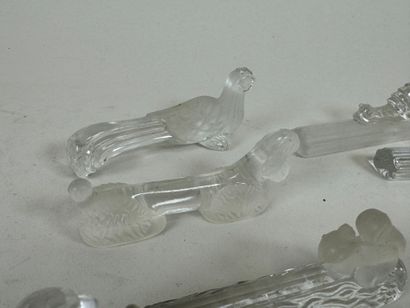 Douze porte-couteaux en verre partiellement...