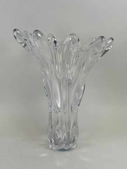 Important vase en cristal taillé.
H. 43 cm.
(éclat...