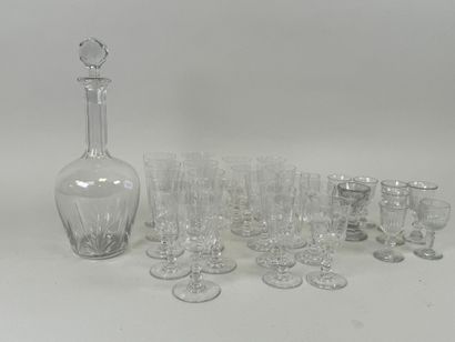 Partie de service de verres en cristal à...