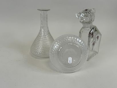 Lot comprenant :
- carafe en cristal à décor...