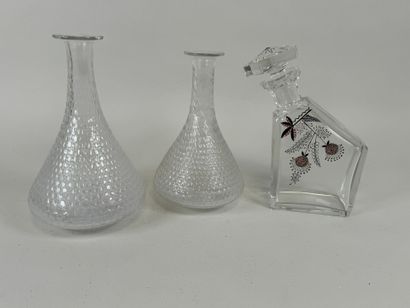 Lot comprenant :
- carafe en cristal à décor...