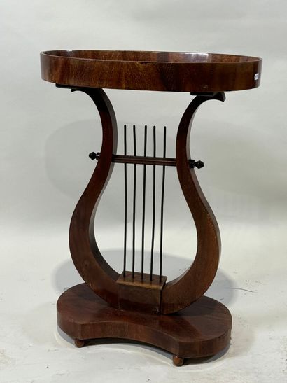 Small oval-shaped pedestal table in wood,...