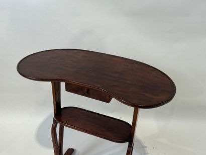 Mahogany rognon-shaped pocket table opening...
