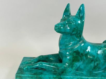 École, XXe.
Chien.
Important sujet en céramique...