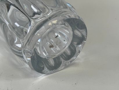 Important vase en cristal taillé.
H. 43 cm.
(éclat...