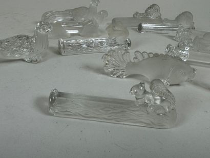 Douze porte-couteaux en verre partiellement...