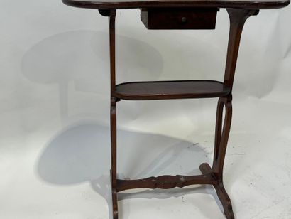 Mahogany rognon-shaped pocket table opening...