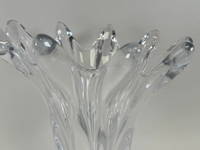 Important vase en cristal taillé.
H. 43 cm.
(éclat...