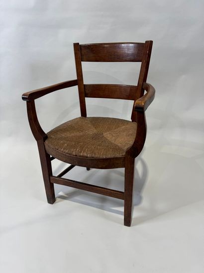 Molded wood armchair, straw seat.
19th century.
83...