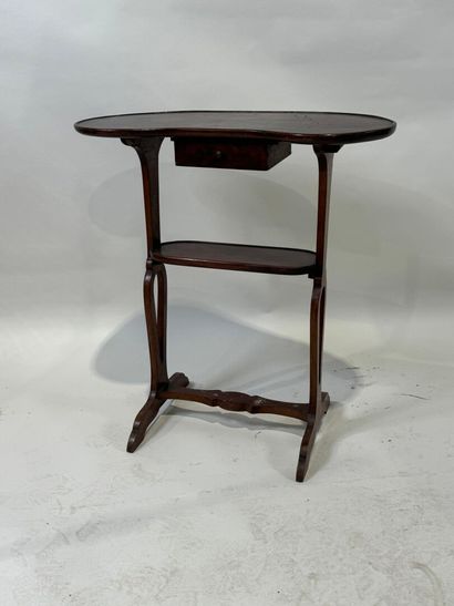 Mahogany rognon-shaped pocket table opening...