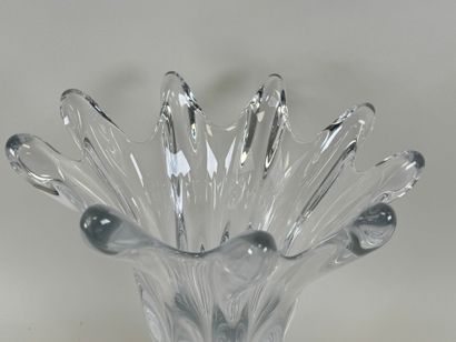 Important vase en cristal taillé.
H. 43 cm.
(éclat...