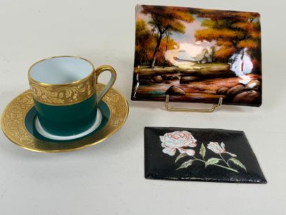 Lot comprenant :
- Fabrique Royale à Limoges.
Tasse...