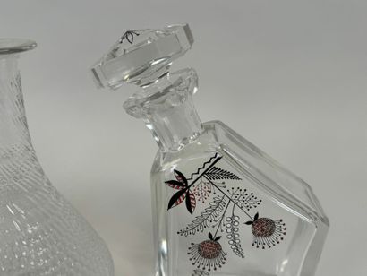 Lot comprenant :
- carafe en cristal à décor...