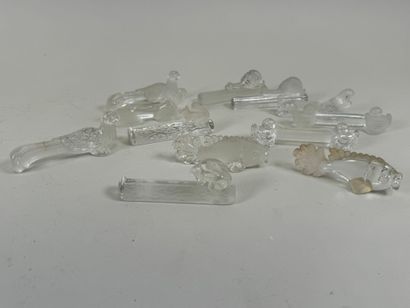 Douze porte-couteaux en verre partiellement...
