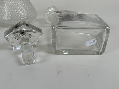 Lot comprenant :
- carafe en cristal à décor...