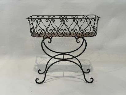 Planter on curved base.
66 x 64 x 24 cm.