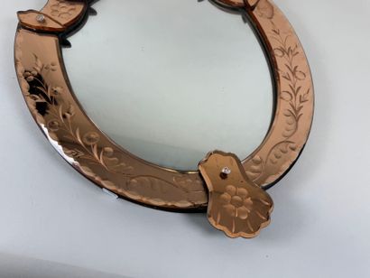 Miroir dit de Venise en verre coloré et gravé...