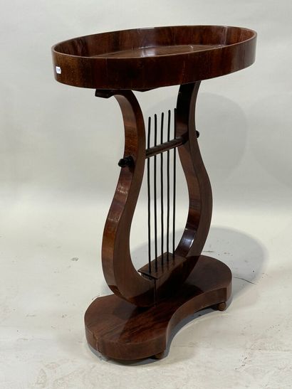 Small oval-shaped pedestal table in wood,...