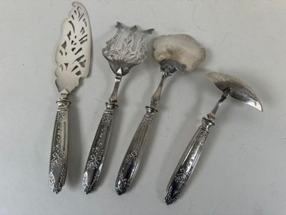 Quatre couverts en argent fourré et métal...
