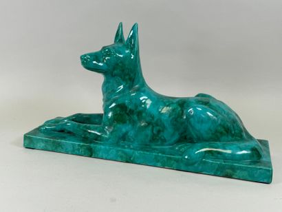 École, XXe.
Chien.
Important sujet en céramique...