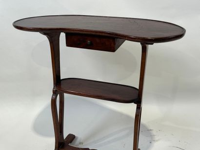 Mahogany rognon-shaped pocket table opening...