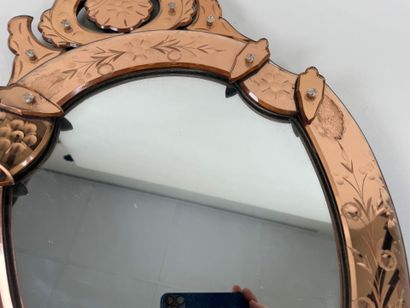 Miroir dit de Venise en verre coloré et gravé...