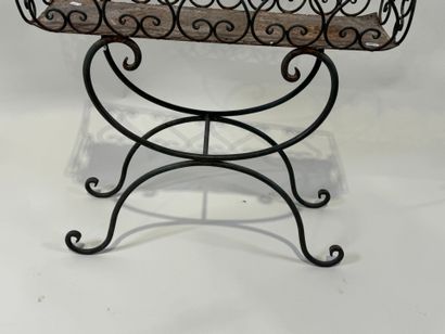 Planter on curved base.
66 x 64 x 24 cm.