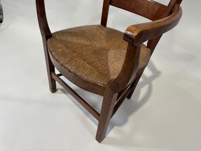 Molded wood armchair, straw seat.
19th century.
83...