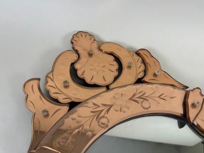 Miroir dit de Venise en verre coloré et gravé...