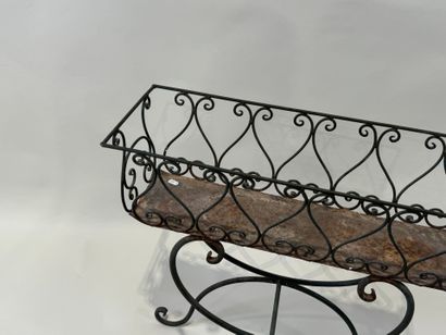 Planter on curved base.
66 x 64 x 24 cm.