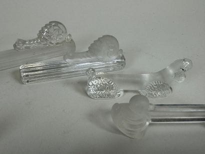 Douze porte-couteaux en verre partiellement...