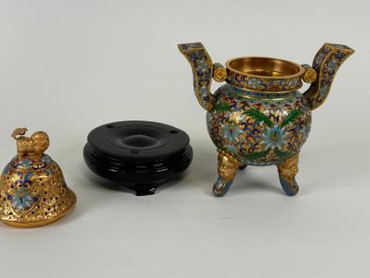CHINE, XXe.
Brûle-parfum en bronze doré et...
