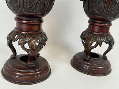 CHINE, XXe.
Paire de vase en bronze ciselé...