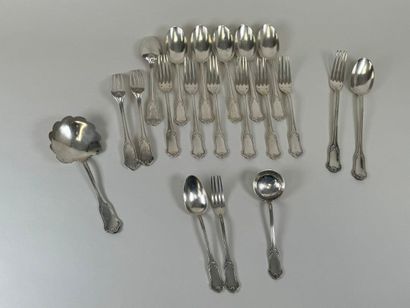 Partie de ménagère en argent ciselé modèle...