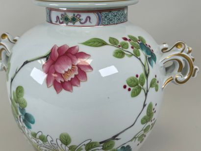 HAVILAND in LIMOGES.
Large covered porcelain...