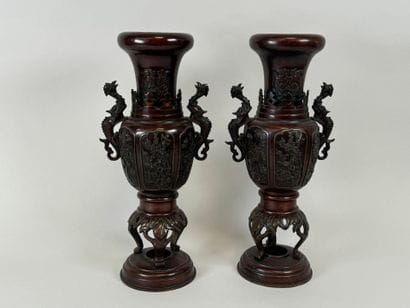 CHINE, XXe.
Paire de vase en bronze ciselé...