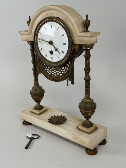 Pendule portique en marbre blanc et bronze,...