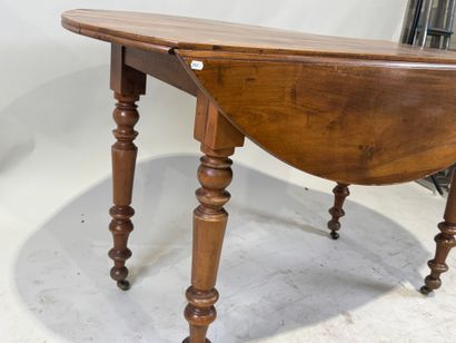 Oval wooden shutter table with turned legs,...