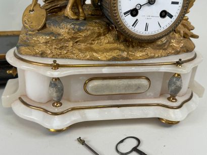 Pendule en régule doré à décor d'un jeune...
